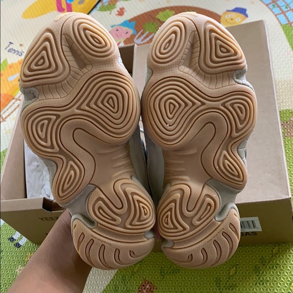 Brand new Yeezy 500 in stone - Picture 2 of 4